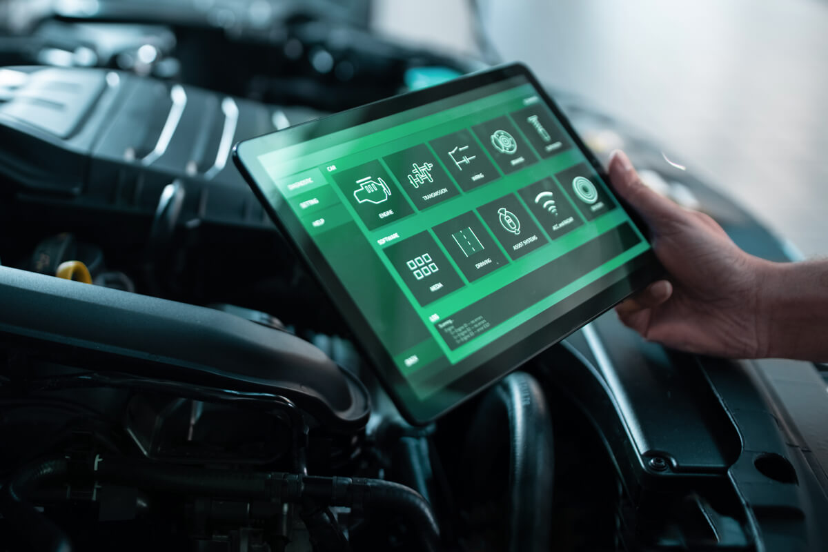 Tablet im Motorraum zur digitalen Fehlerdiagnose