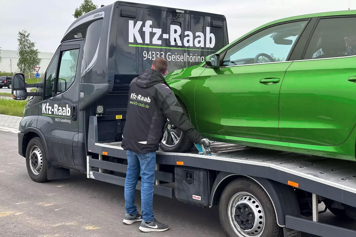 Ein Mitarbeiter des Autohauses Raab schleppt ein Fahrzeug ab