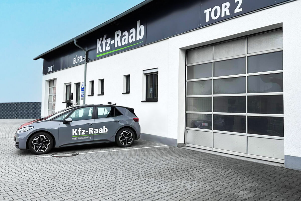 Frontansicht der Werkstatt vom Autohaus Raab